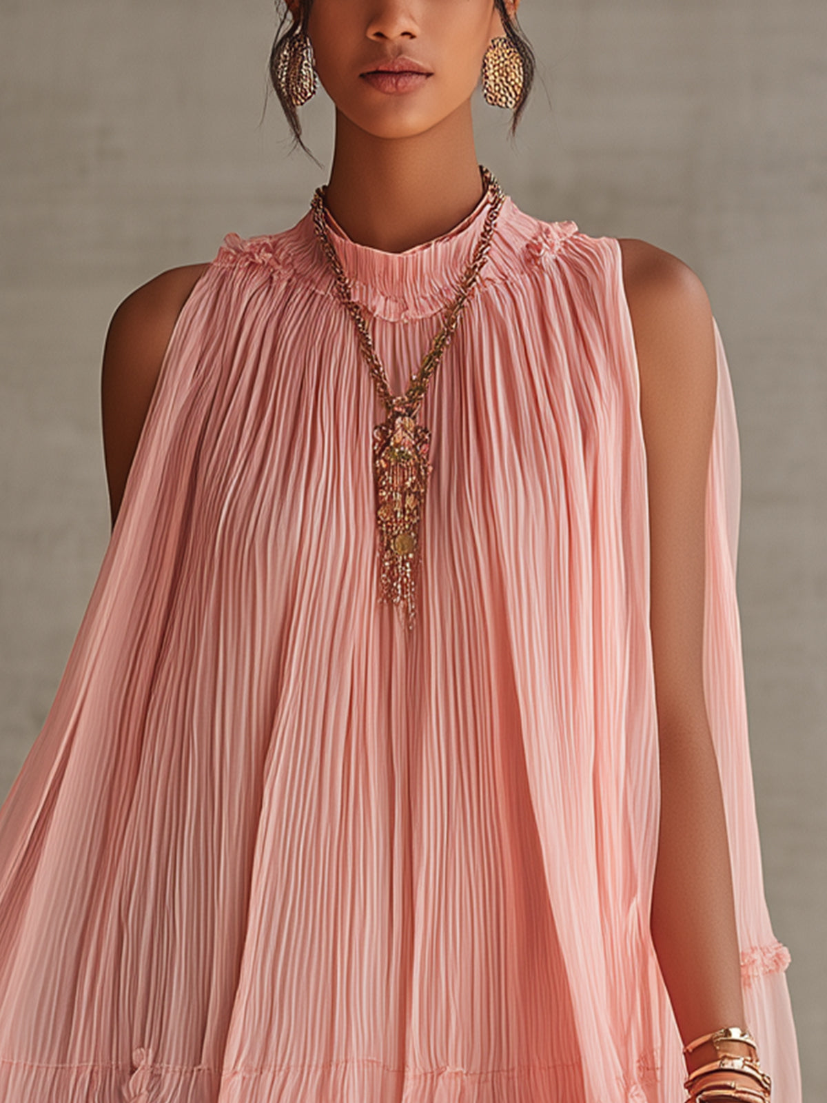 Ροζ mini φόρεμα από σιφόν με halter-neck λαιμόκοψη και βολάν